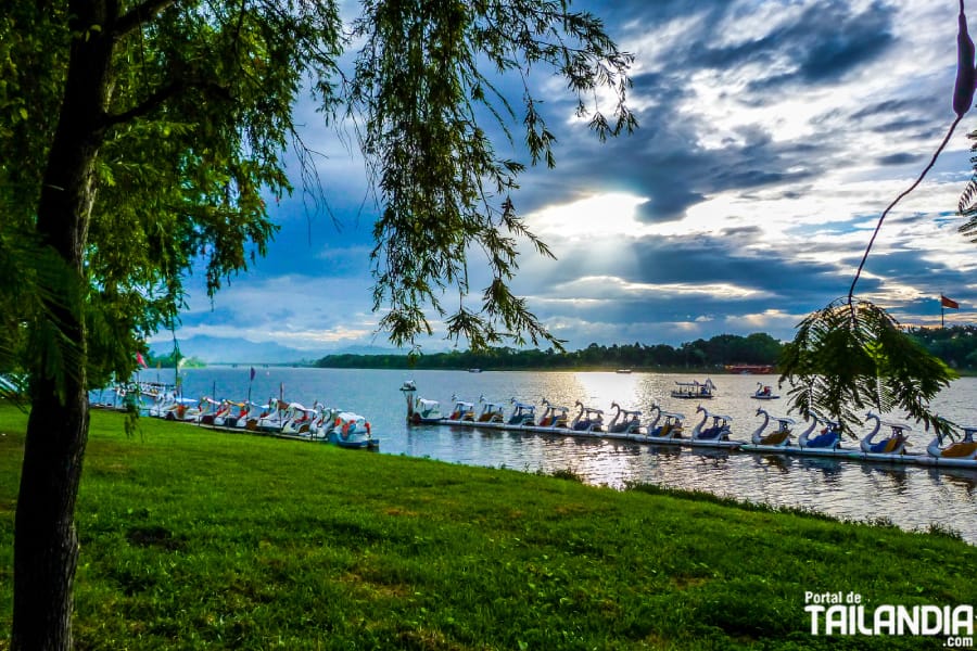 Río Song Huong en Hué Vietnam
