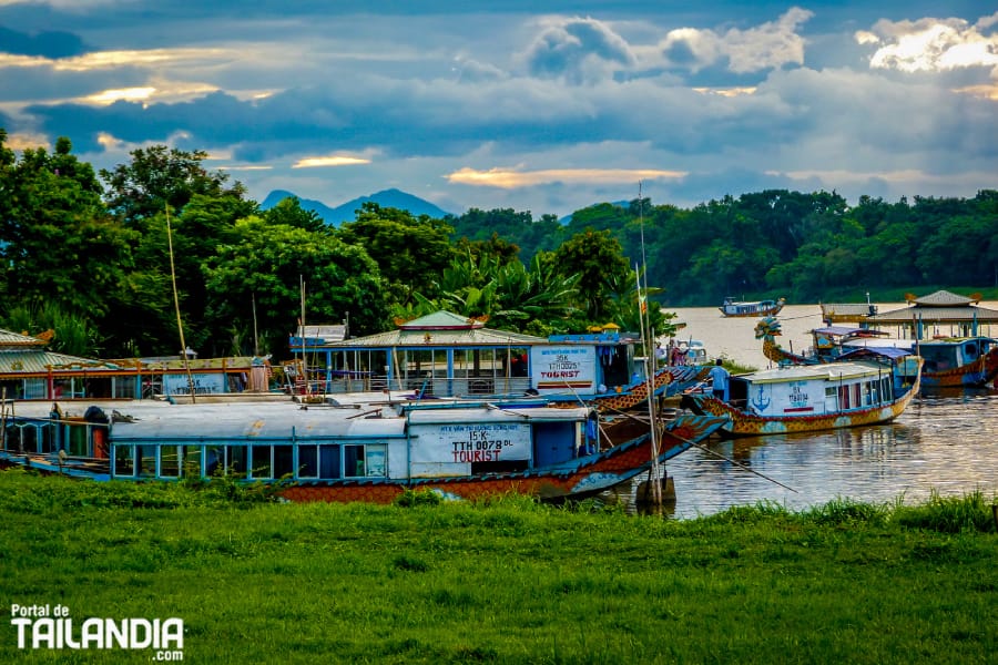 Río que cruza la ciudad de Hué en Vietnam