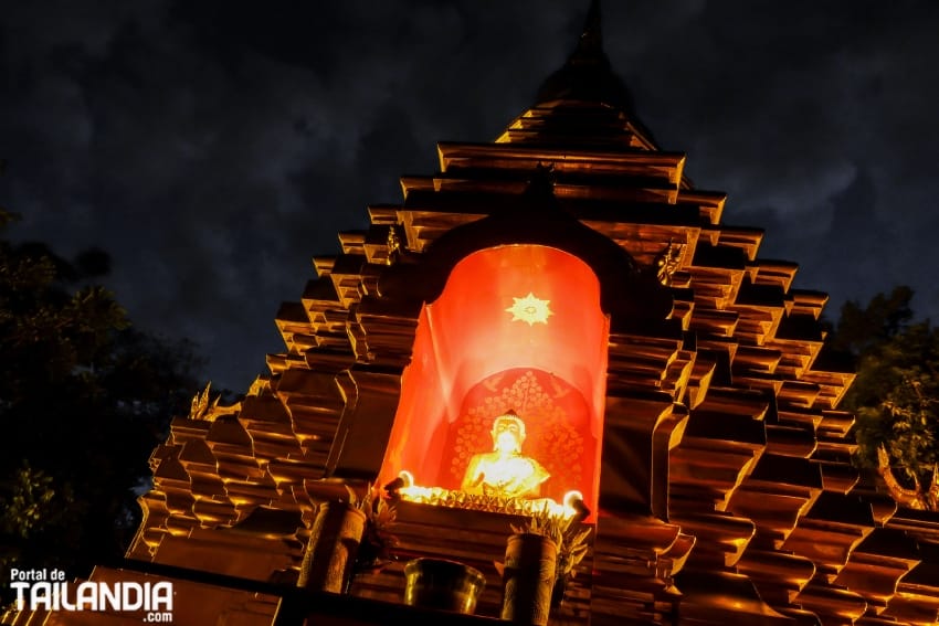 Wat Chedi Luang de noche en Chiang Mai