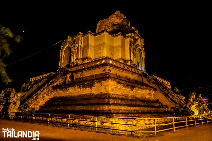 Wat Chedi Luang de noche en Chiang Mai