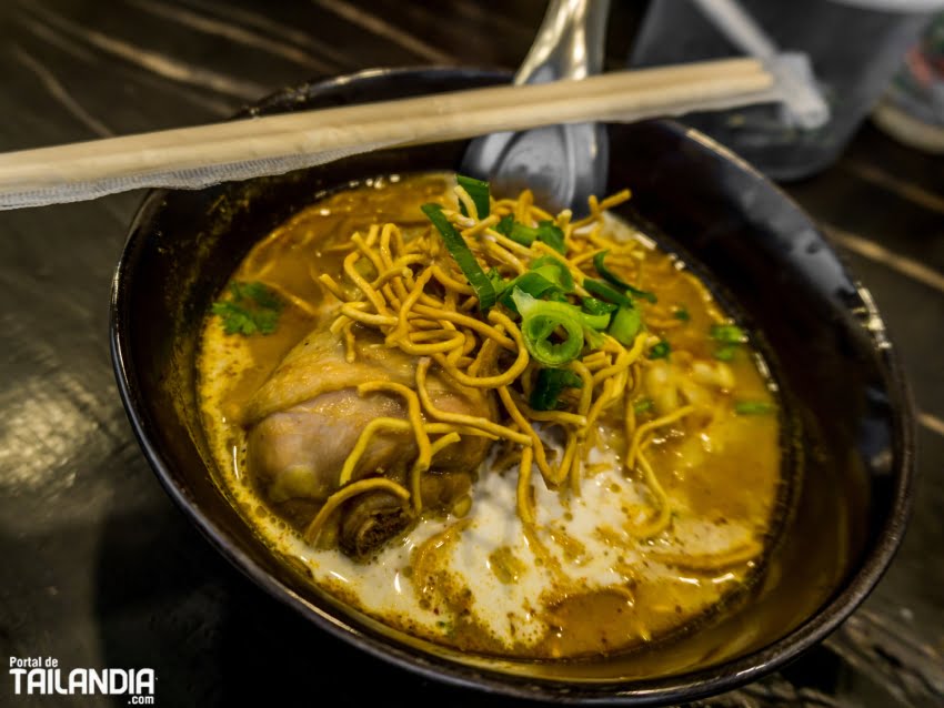 Khao Soi Khai, Noodels con pollo