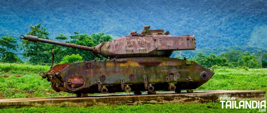 Paseando por museo guerra en Vietnam