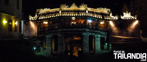 Puente japonés Hoi An de noche