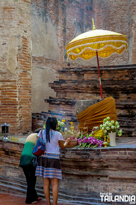 Rezando en templos de Ayutthaya