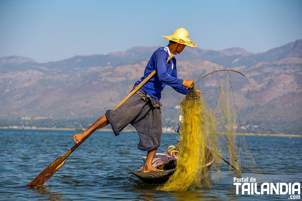 Pescando en lago Inle de Myanmar