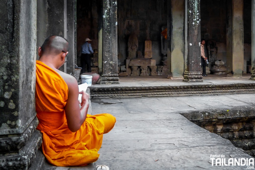 Monjes budistas en Angkor Wat.jpg