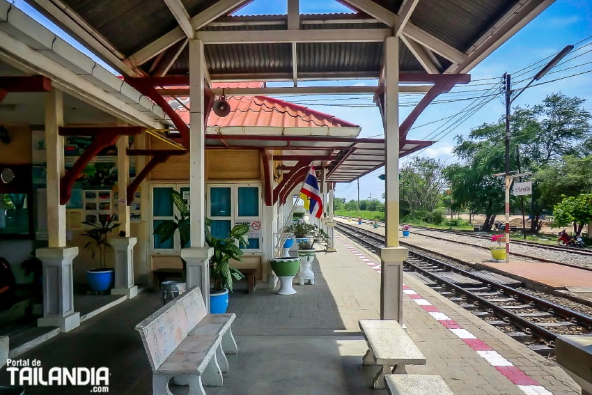 Andén estación de tren en Cha-Am