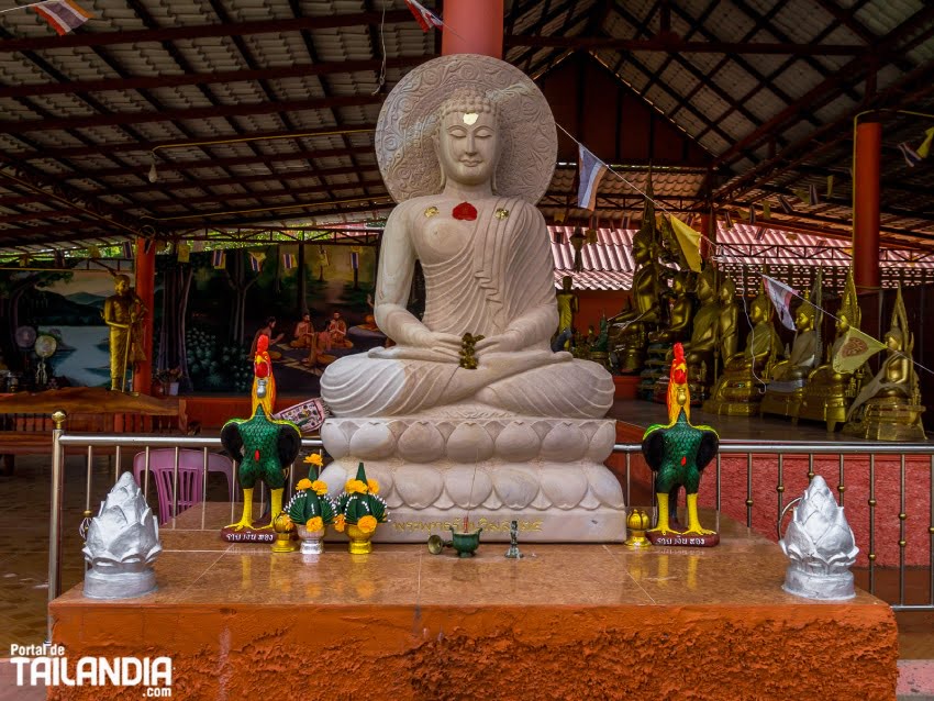 Budas en templos del sudeste asiático