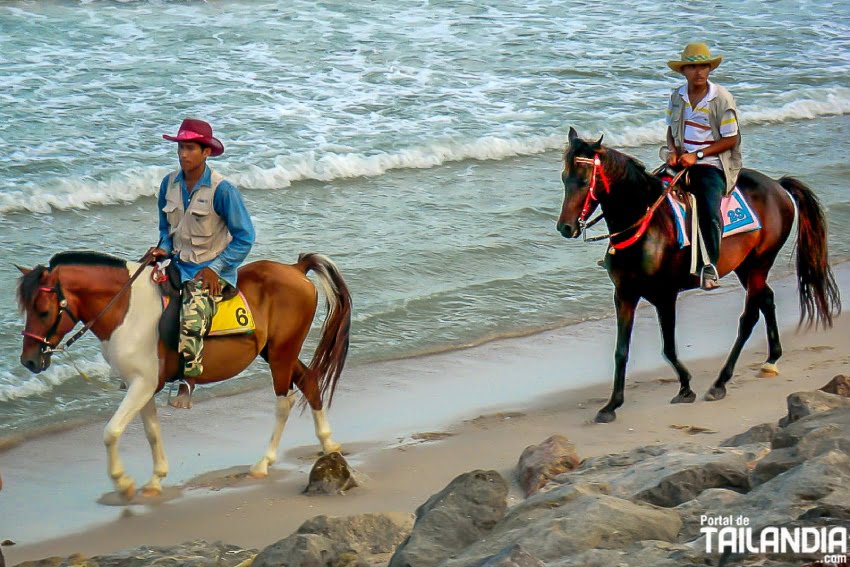 Cabalgando en la playa de Cha-Am