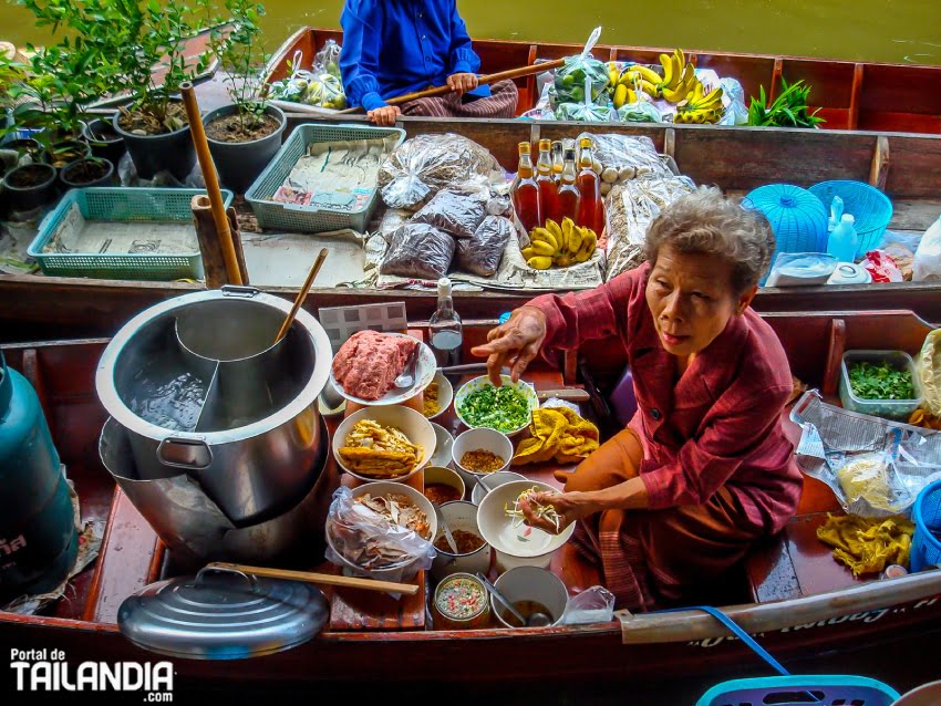 Comida en el mercado flotante de Bangkok