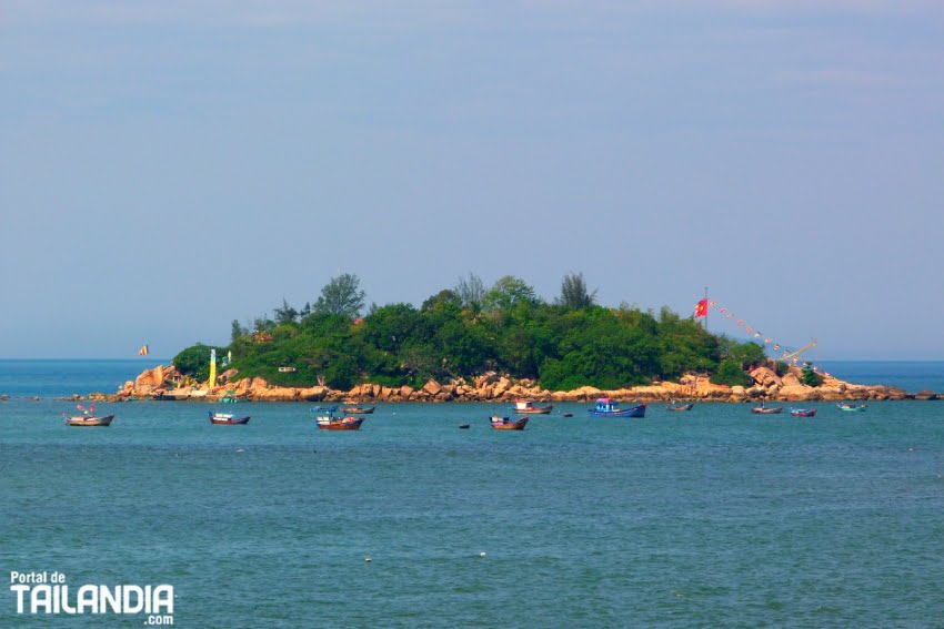 Isla en la cosa de Nha Trang de Vietnam