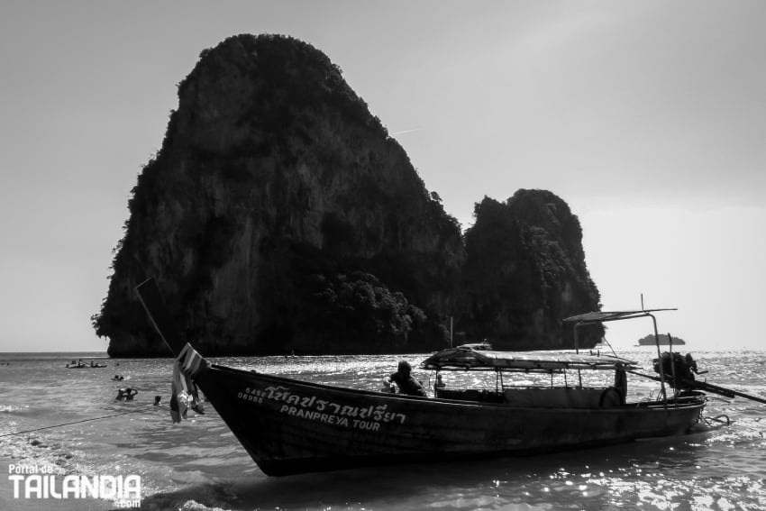 Navegando en barco por Tailandia