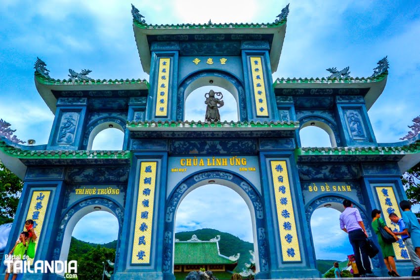 Puerta de entrada templo Chua Linh Ung