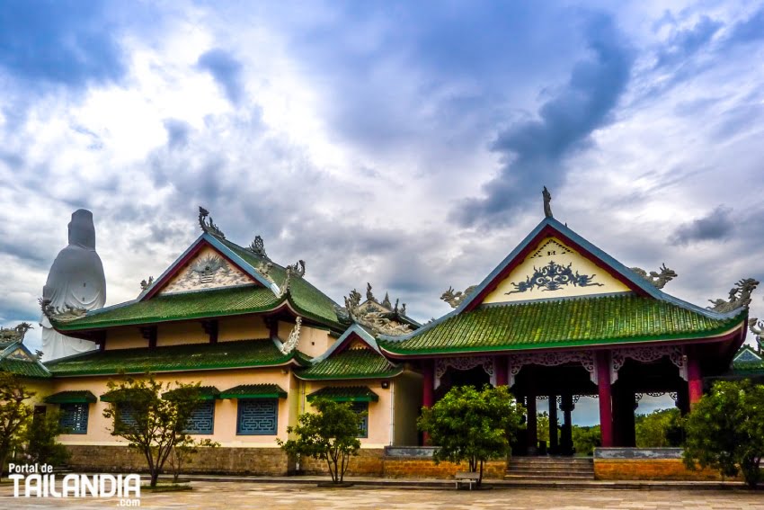 Recorriendo templo de Da Nang