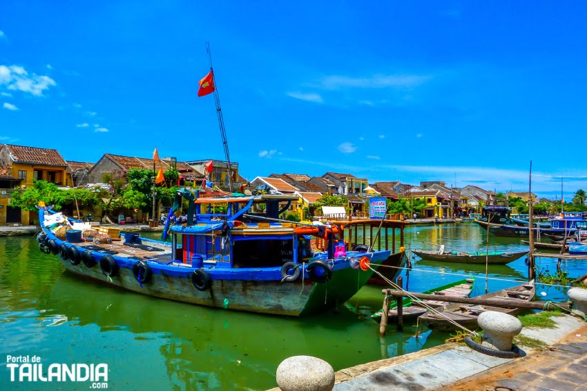 Río en Hoi An en el centro de Vietnam