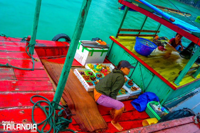 Vendiendo fruta en la bahía de Ha Long