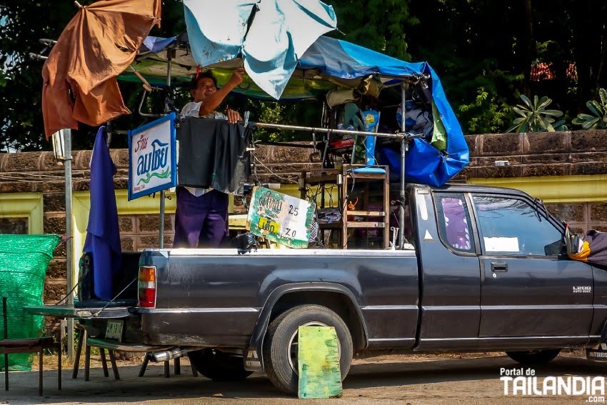 Barbero en las calles de Tailandia