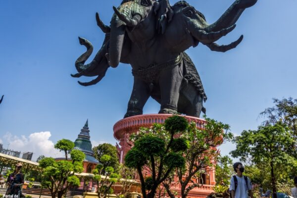 Chang Erawan, el elefante de 3 cabezas a las afueras de Bangkok