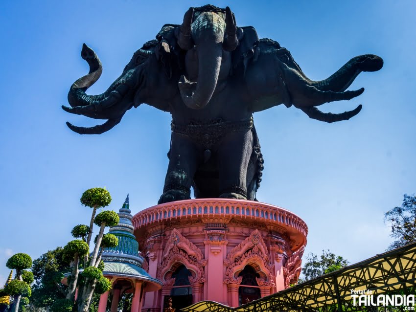 Elefante de 3 cabezas afueras de Bangkok