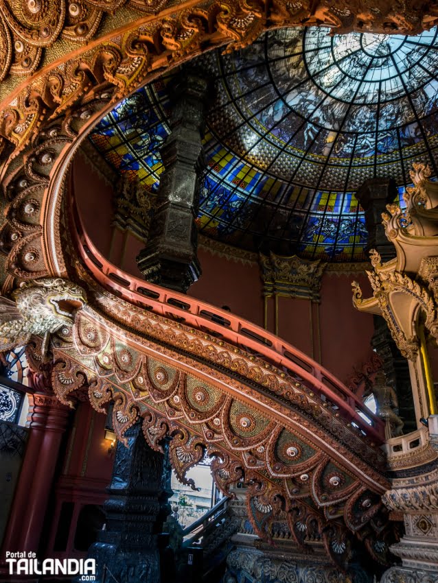 Escaleras interior del museo Chang Erawan