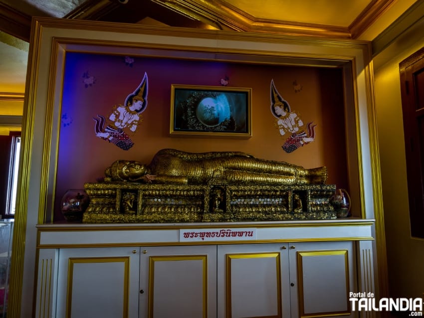 Interior del Wat Saket en la capital de Tailandia