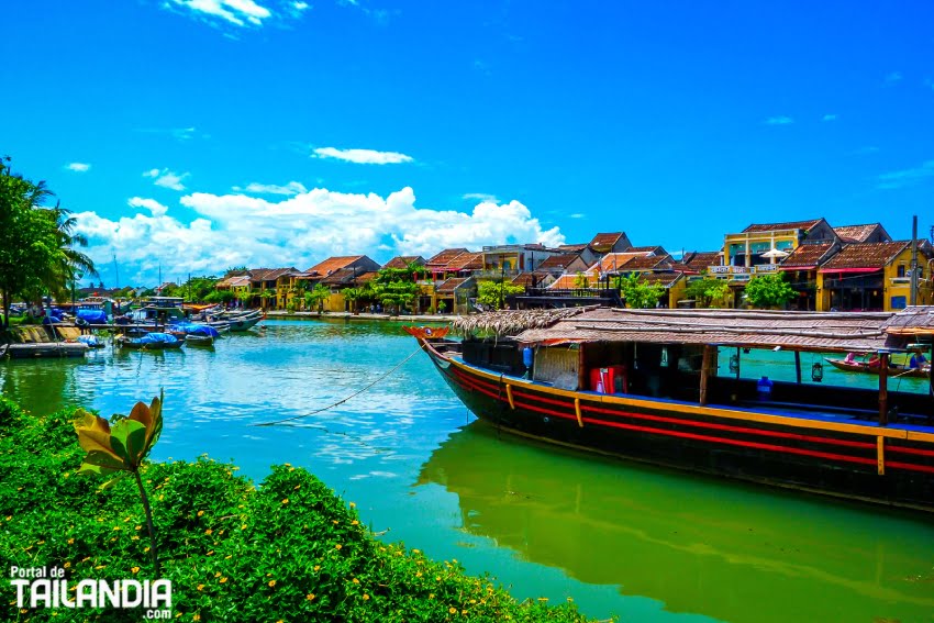 Pasear cerca del río en Hoi An