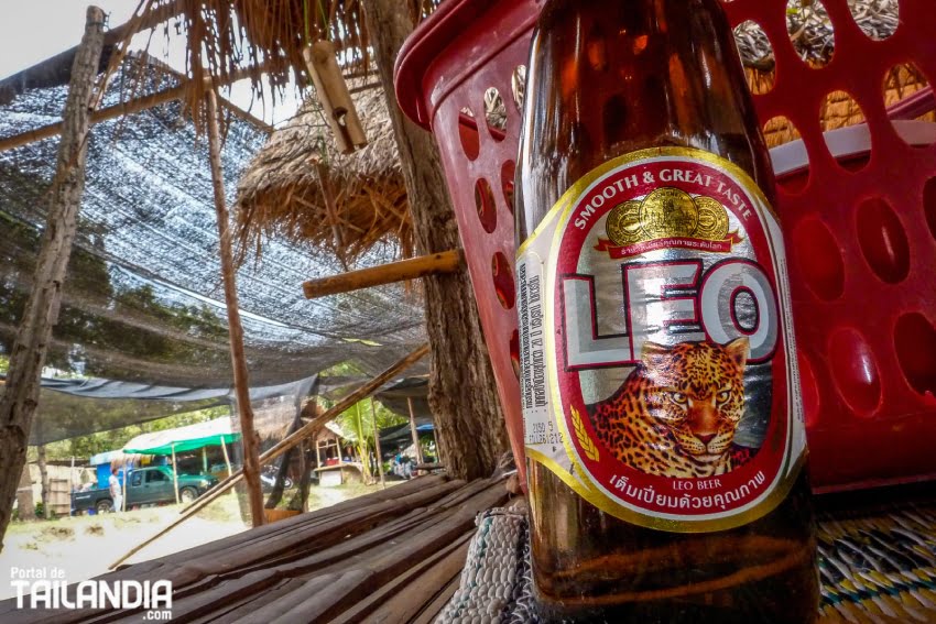 Tomando cerveza en Tailandia