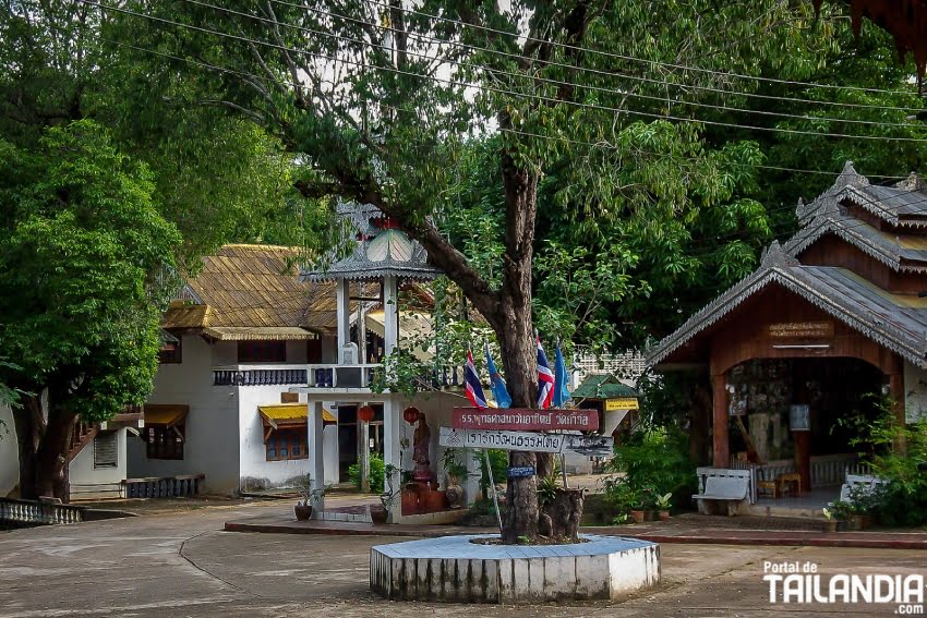 Acceso al templo Wat Kam Ko Mae Hong Son