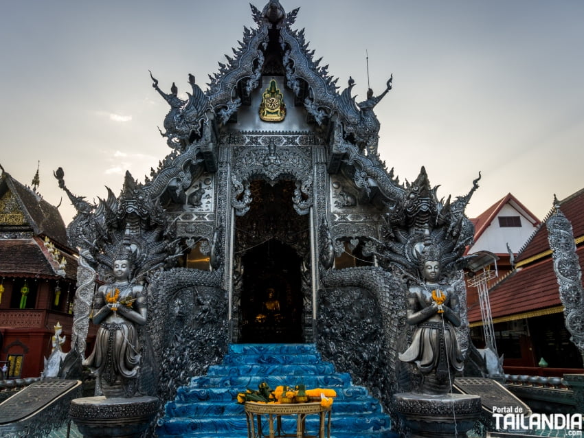 Acceso al templo de plata de Chiang Mai