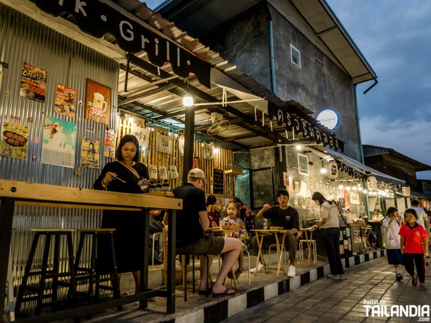 Cenando en el mercado Mae Kha de Chiang Mai