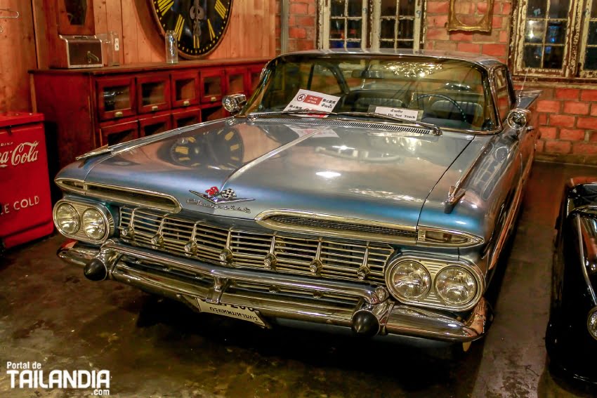 Coche antiguo mercado tren de Bangkok