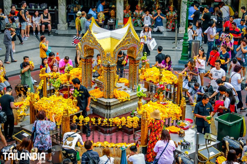 Concurrido santuario de Erawan en Bangkok