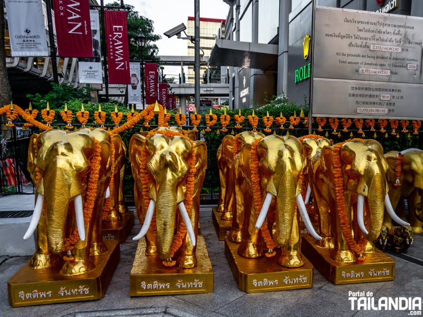 Elefantes dorados en Santuario de Erawan