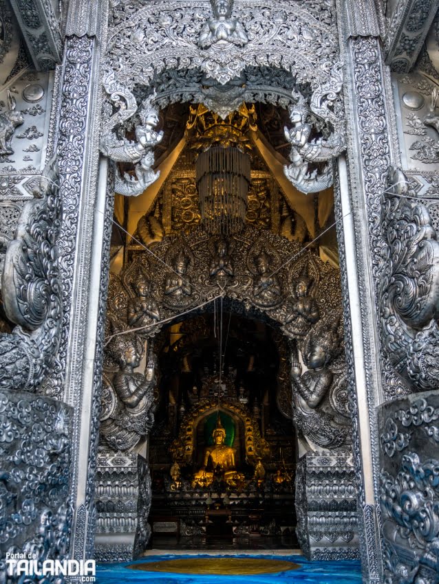 Entrada al templo plateado de Chiang Mai