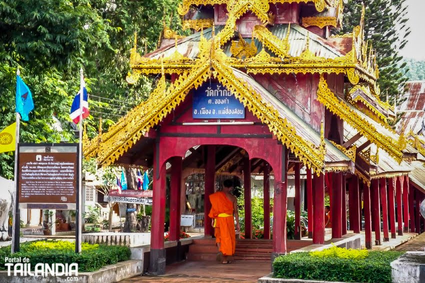 Entrando al templo Wat Kam Ko de Mae Hong Son