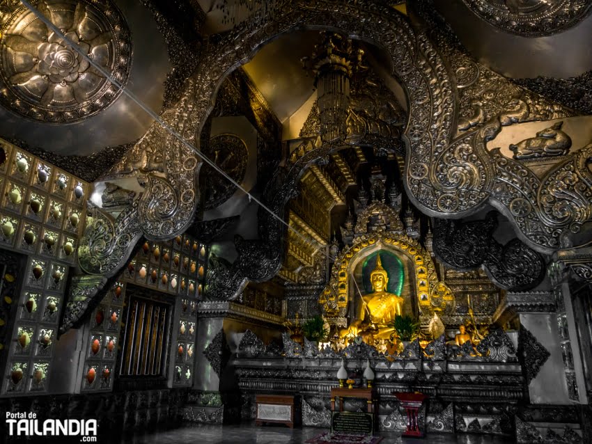 Interior del templo de plata de Chiang Mai