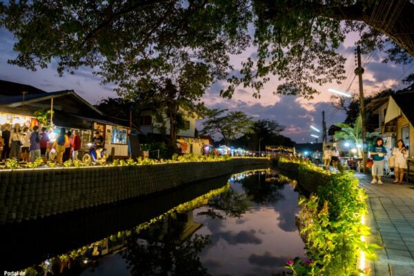 Mercado nocturno canal Mae Kha en Chiang Mai