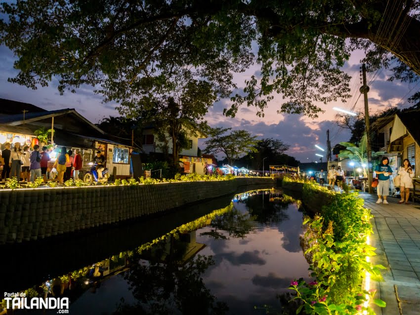 Mercado nocturno canal Mae Kha en Chiang Mai