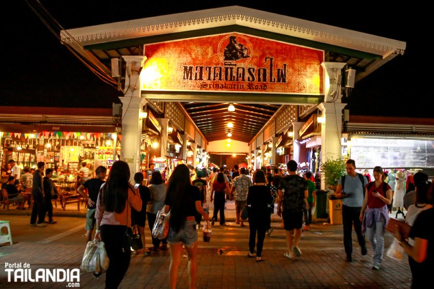 Mercado tren nocturno de Bangkok Srinakarin