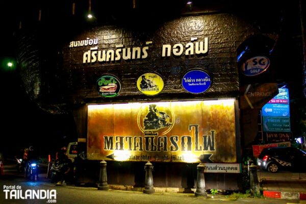 Mercado tren nocturno de Bangkok en Srinakarin