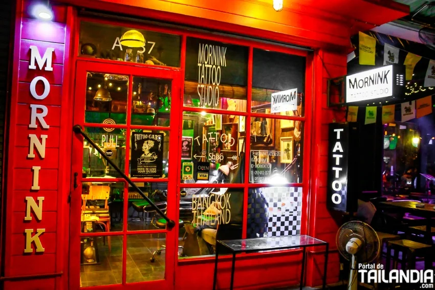 Mercado tren nocturno de Bangkok tienda tatuajes