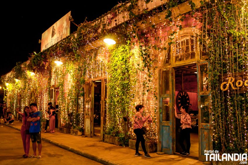 Mercado tren nocturno en Srinakarin