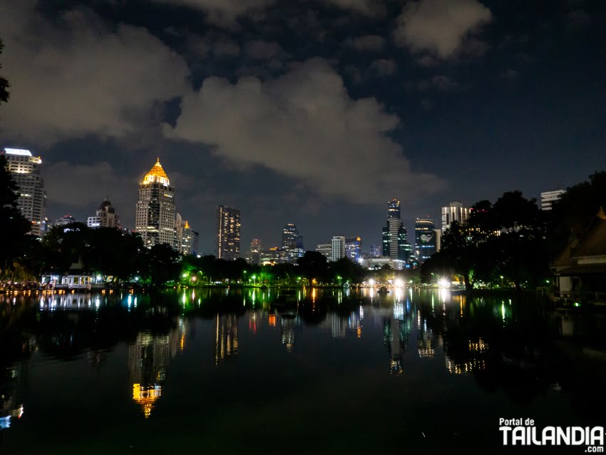 Parque Lumphini de noche