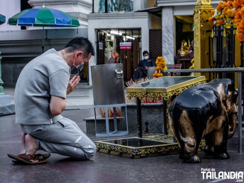 Plegarias en santuario de Bangkok