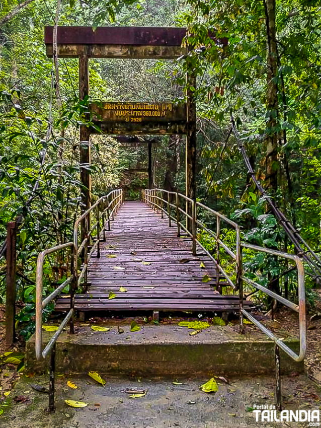 Puente cascada de Lampi en Khao