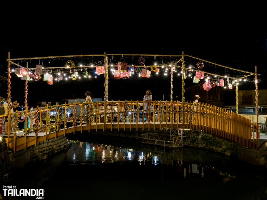 Puente de madera del mercado Mae Kha