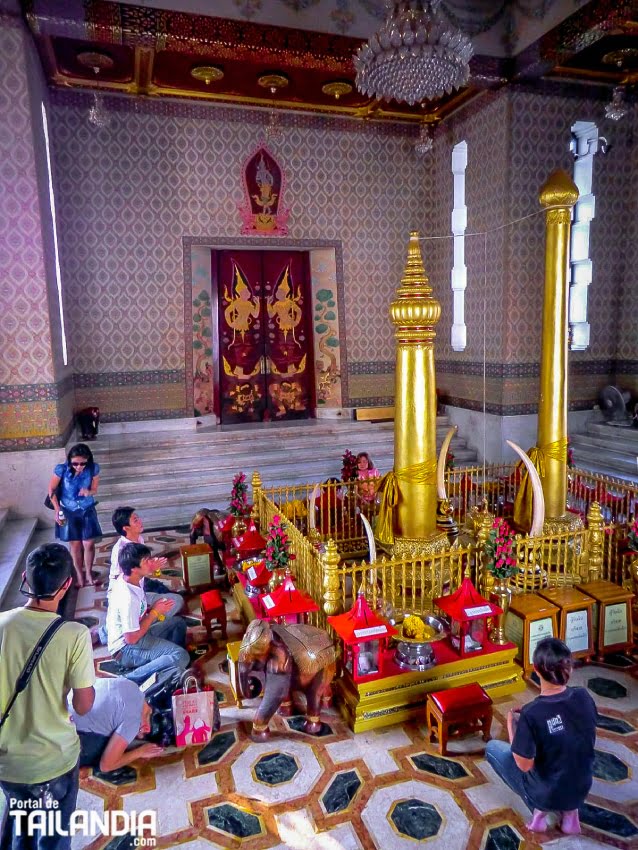 Rezando al pilar de Bangkok