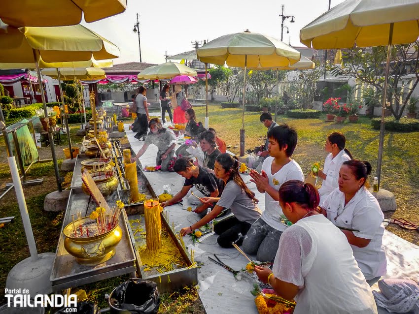 Rezando en Lak Muang de Bangkok