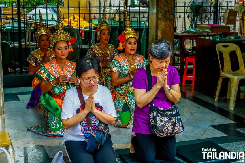 Rezando en santuario de Erawan