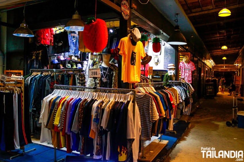 Ropa en mercado tren nocturno de Bangkok